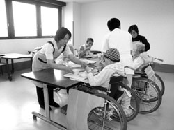 食事介助の様子 食事介助の様子