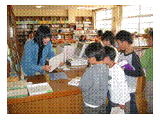 小学生への書籍貸し出しの写真