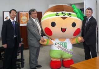 平成22年5月27日　布村スポーツ・青少年局長が、スポレク”エコとちぎ”2011のマスコット「とちまるくん」の来訪を受けました。