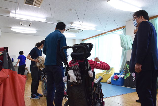東京都立永福学園の臨時休業中の児童生徒受入れの様子を萩生田大臣が視察しました。