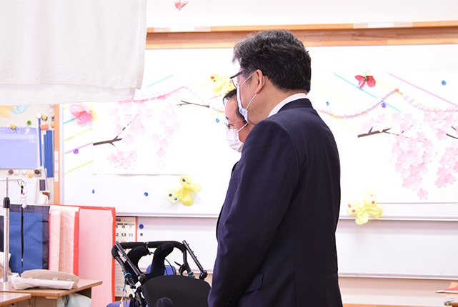 東京都立永福学園の臨時休業中の児童生徒受入れの様子を萩生田大臣が視察しました。