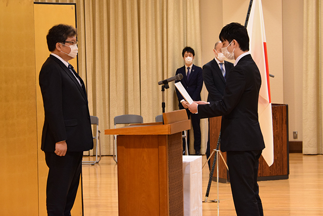 服務の宣誓（代表：赤松崚馬さん）