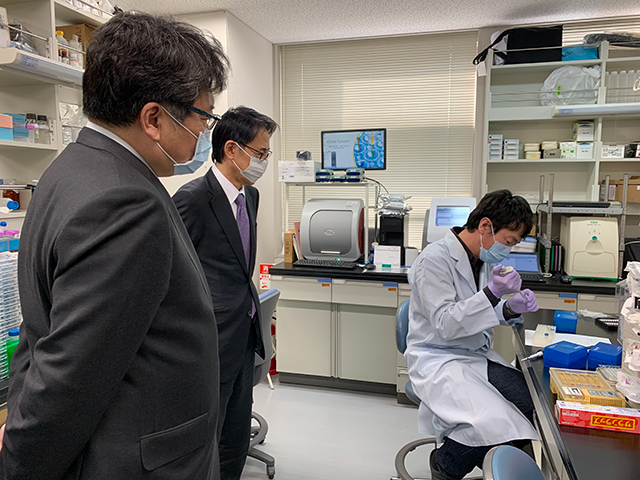 萩生田大臣が東京大学医科学研究所を訪れ、新型コロナウイルスに関する研究やPCR検査の状況等について説明を聞き、意見交換をしました。