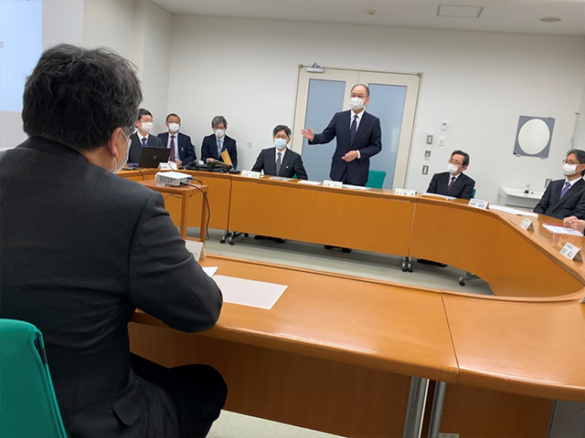 萩生田大臣が東京大学医科学研究所を訪れ、新型コロナウイルスに関する研究やPCR検査の状況等について説明を聞き、意見交換をしました。