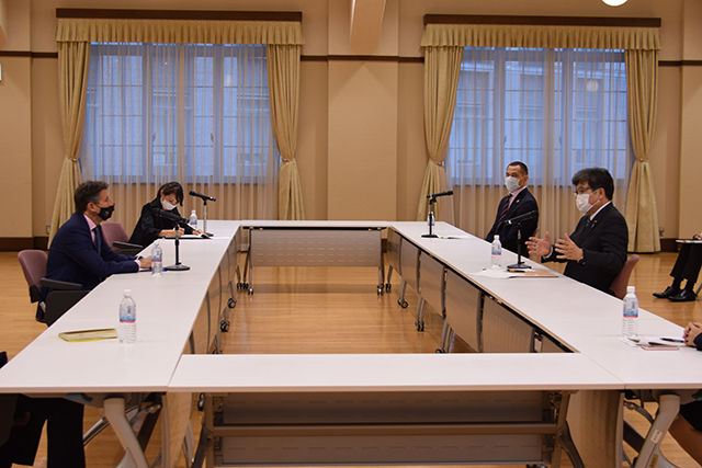 萩生田大臣 室伏スポーツ庁長官がセバスチャン コー世界陸連会長と会談 萩生田大臣 室伏スポーツ庁長官がセバスチャン コー世界陸連会長と会談