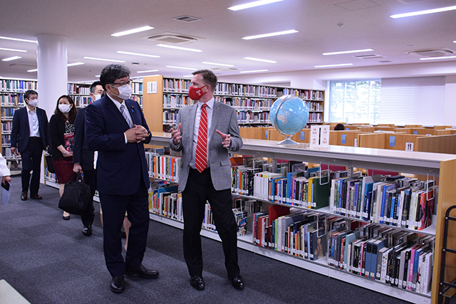 テンプル大学ジャパンキャンパスと昭和女子大学を萩生田大臣が視察 テンプル大学ジャパンキャンパスと昭和女子大学を萩生田大臣が視察