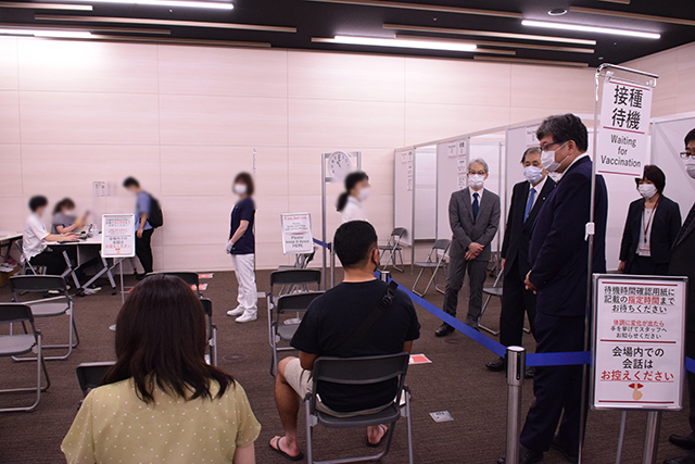 早稲田大学の大学拠点接種の様子を萩生田大臣が視察