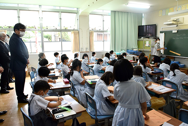 清泉小学校 鎌倉市 を萩生田大臣が視察