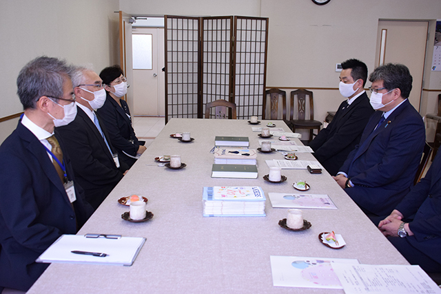 清泉小学校 鎌倉市 を萩生田大臣が視察