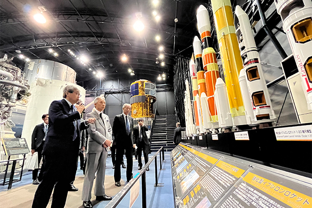 盛山大臣は宇宙航空研究開発機構(JAXA)と防災科学技術研究所(NIED)を視察しました