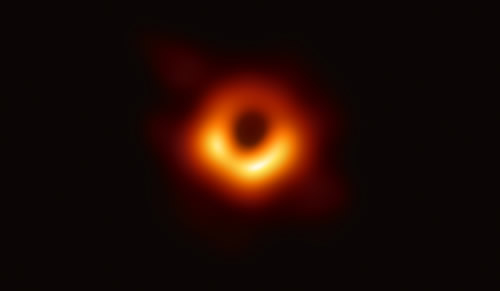 M87銀河の中心にある巨大ブラックホールを撮影した画像。中心の黒い部分がブラッホールの影。