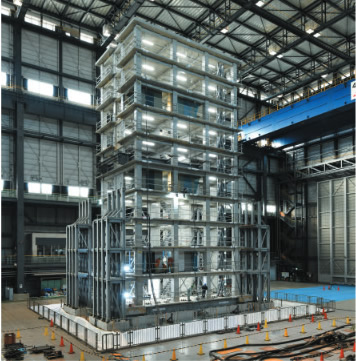 耐震性能の検証のため，平成30年12月と平成31年1月に実施した10階建て鉄筋コンクリート造建物試験体のE‐ディフェンス振動台実験の様子（写真提供：防災科学技術研究所（NIED））