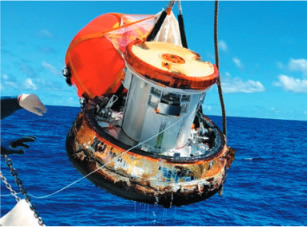 地球帰還後に船舶により引き揚げられた小型回収カプセル（提供：宇宙航空研究開発機構（JAXA））