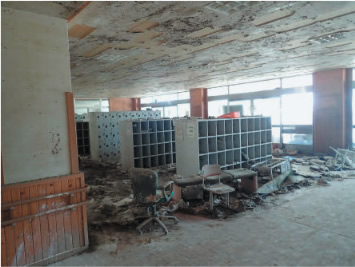 被災した学校施設（土砂流入による昇降口の被害）