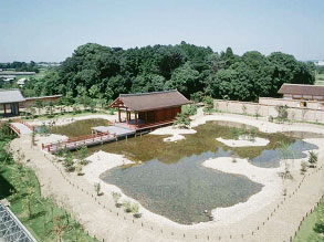 復原整備された古代庭園（奈良県・平城宮東院跡）の写真