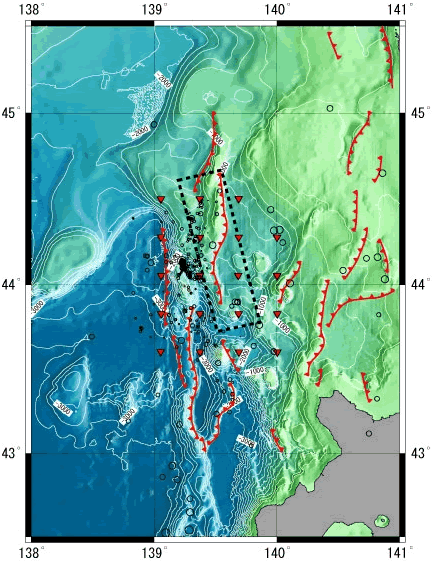 図‐1　1940年積丹岬沖地震の震源域付近の地震活動.　丸：平成20年度実施した海底地震観測から求まった地震、赤線：海底地形断層、1940年積丹岬沖地震の断層面（破線枠）．