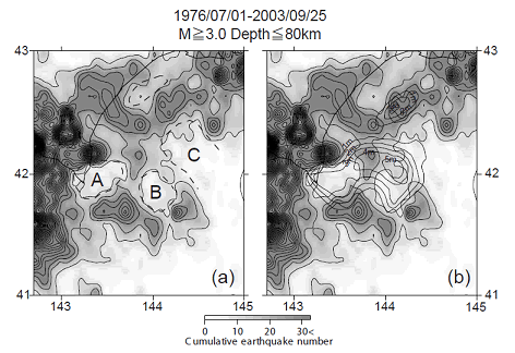 Fig. 1 地震回数の積算頻度分布と2003年十勝沖地震のアスペリティの空間的関係．アスペリティはYamanaka and Kikuchi （2003）による．アスペリティは定常的に地震活動度の低いパッチに相当する．