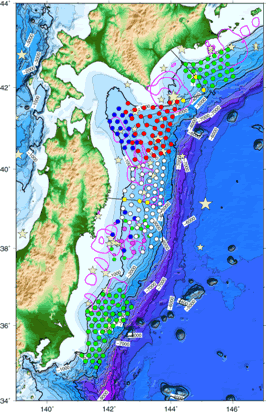図3 長期観測型海底地震計を用いた長期海底地震観測網の配置。青：平成16年度設置平成17年度回収の観測点緑：平成17年度設置平成18年度回収の観測点赤：平成18年度設置平成19年度回収の観測点白：平成19年度設置平成20年度回収の観測点緑：平成20年度設置回収の観測点コンターは、Yamanaka and Kikuchi(2004)のアスペリティ。星は、気象庁によるM7.0以上の地震の震央を表す。