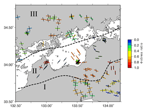 図2.四国‐山陽地方における応力逆解析結果（高知大学［課題番号：2102］）。色付きの線分は最大圧縮応力（σ1）の方向を示し、色は応力比Φ=（σ2 ‐ σ3） ／ （σ1 ‐ σ2） を表す。黒色線分は最小圧縮応力（σ3）の方向を示す。どちらの線分も地表に投影している。