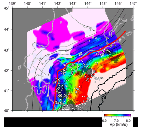 図1.プレート境界面直上5 kmにおけるVpの分布（東北大学[課題番号：1205]）。山中・菊池（2002）、Yamanaka and Kikuchi （2004）によるプレート境界型大地震の破壊域をコンターで示し、相似地震の震央を白丸で示した。赤線はプレート境界面の60 kmの等深線。