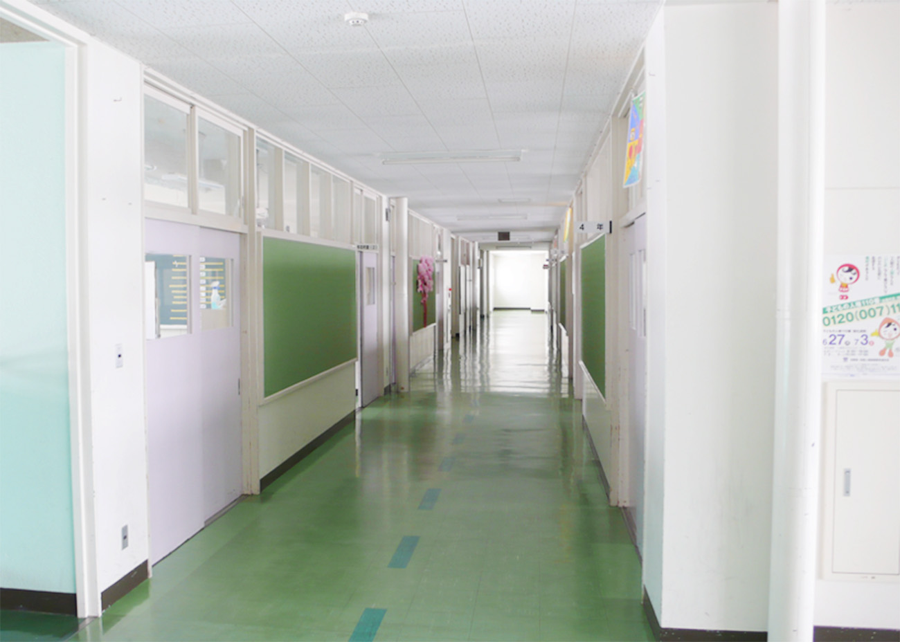 天井は低く、教室と廊下の壁も固定壁で仕切られており、光が入らず暗い雰囲気である。