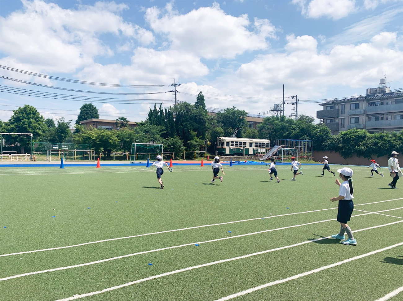 人工芝を用いた運動場の様子。詳細は本文中。