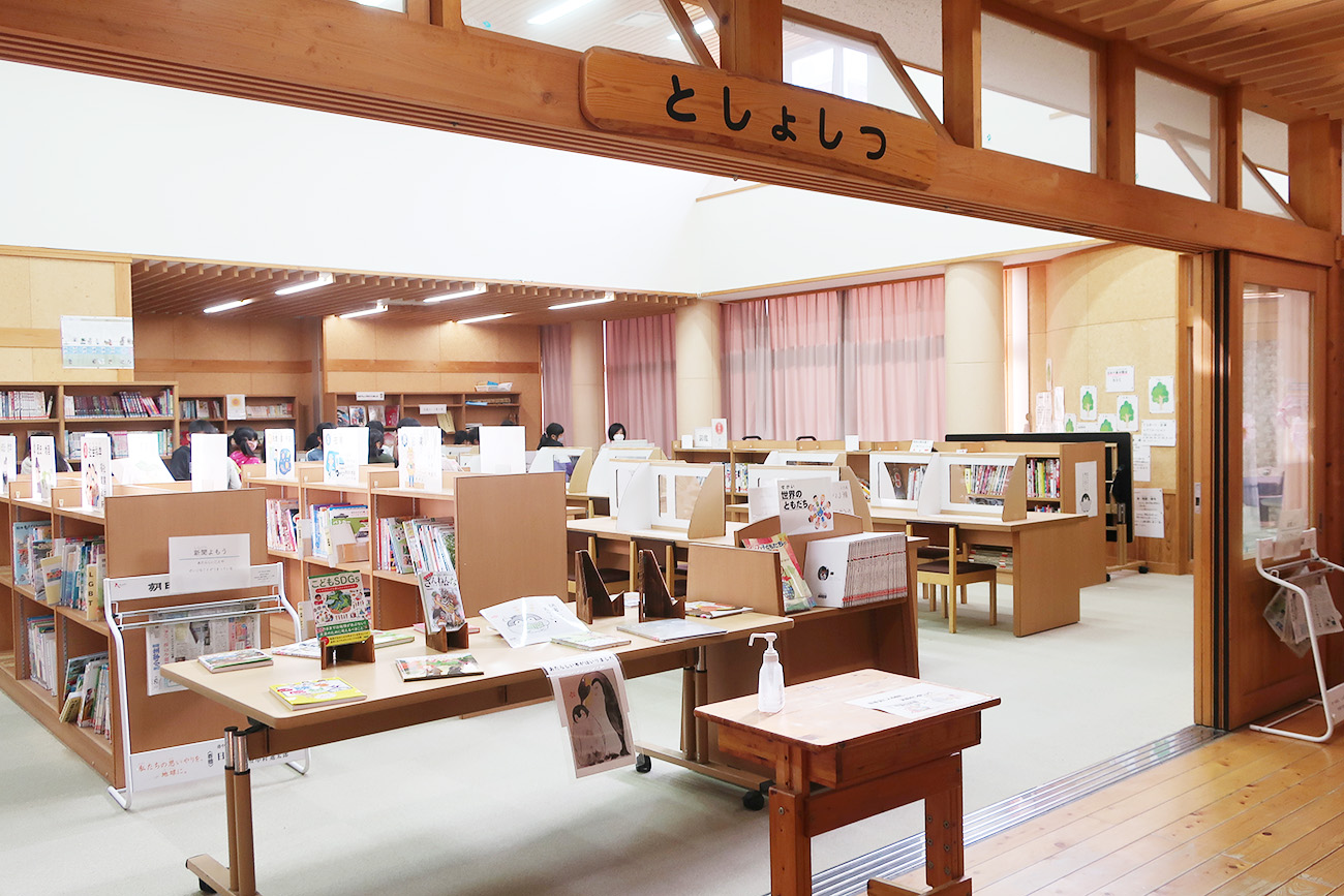 図書室の写真。入口は広く開放的な作りになっている。