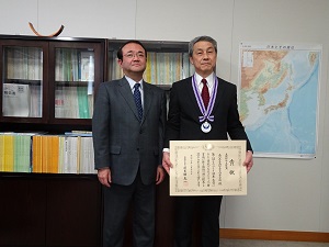 （左から）丸山初等中等教育局長、川井校長