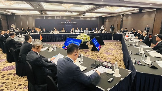 写真左：日中韓教育大臣会合