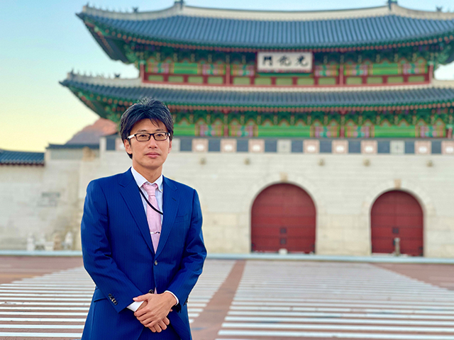 Vol.3　在大韓民国日本国大使館の山本剛一等書記官「「両手を携え、より良い未来へ」日韓国交正常化60周年、その先へ。」