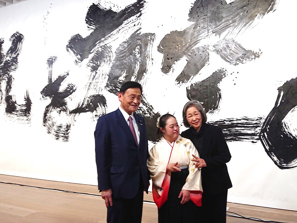 末松大臣と金澤翔子さん、母親の泰子さんの3人の写真
