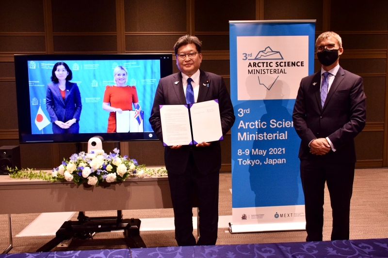 萩生田文部科学大臣と駐アイスランド臨時代理大使等との集合写真