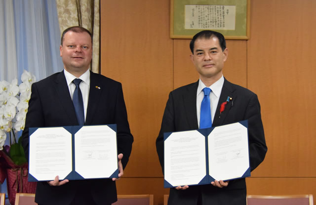 リトアニアのサウリウス・スクバルネリス首相と柴山昌彦文部科学大臣が覚書を掲げている写真