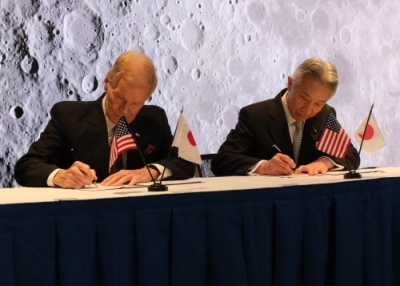 与圧ローバによる月面探査の実施取決め署名式
