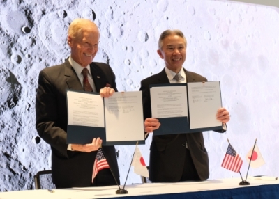 与圧ローバによる月面探査の実施取決め署名式