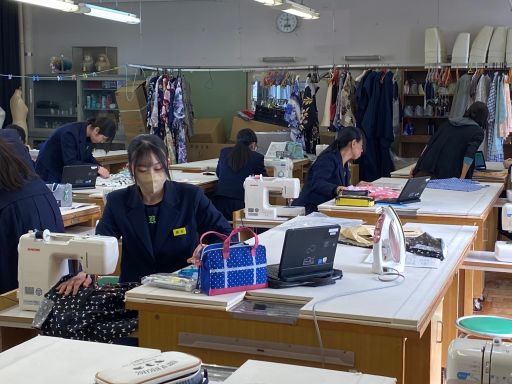 被服実習でミシンに向かう。手元のタブレット端末で手順を確認することも。