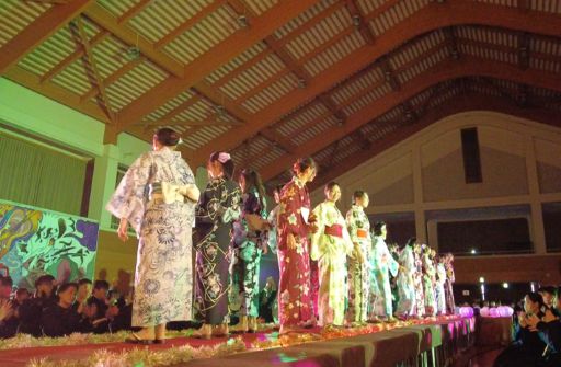 文化祭でのファッションショー。参加した地域の方にアンケートを実施し分析を行った。ショーの様子をビデオカメラで撮影し、新型タブレット端末で編集した。