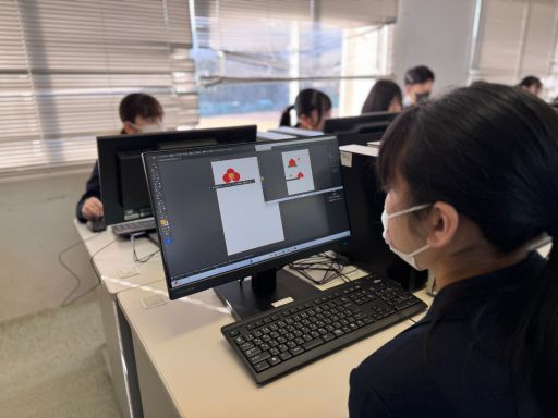 授業では導入された高性能PCを使って地域由来の花・椿をモチーフにしたデザインを行った。