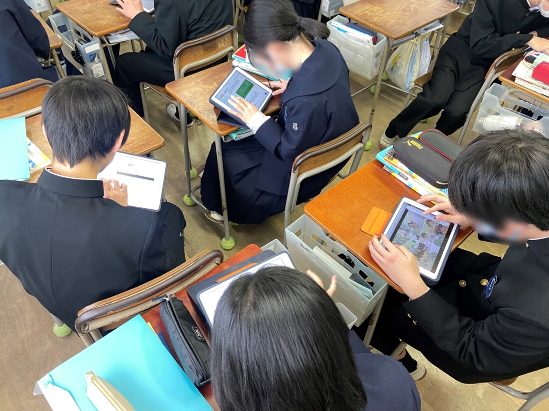 端末を使いながら協議をする様子
