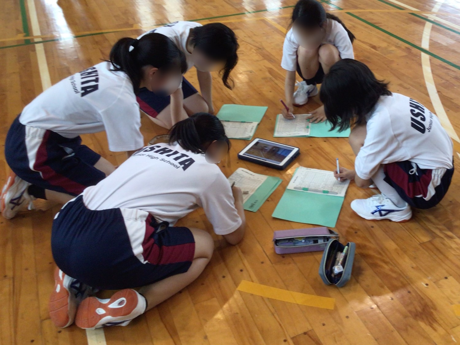 動画を見ながら上達方法を考える様子