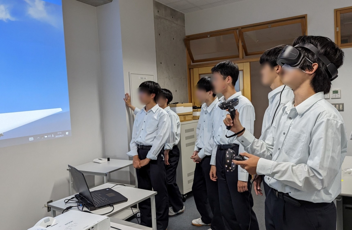 VRゴーグルを体験する生徒の様子