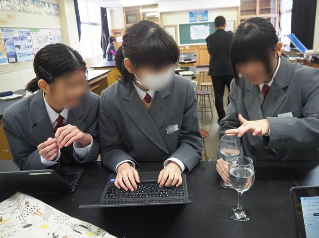 何度も繰り返し実験する様子