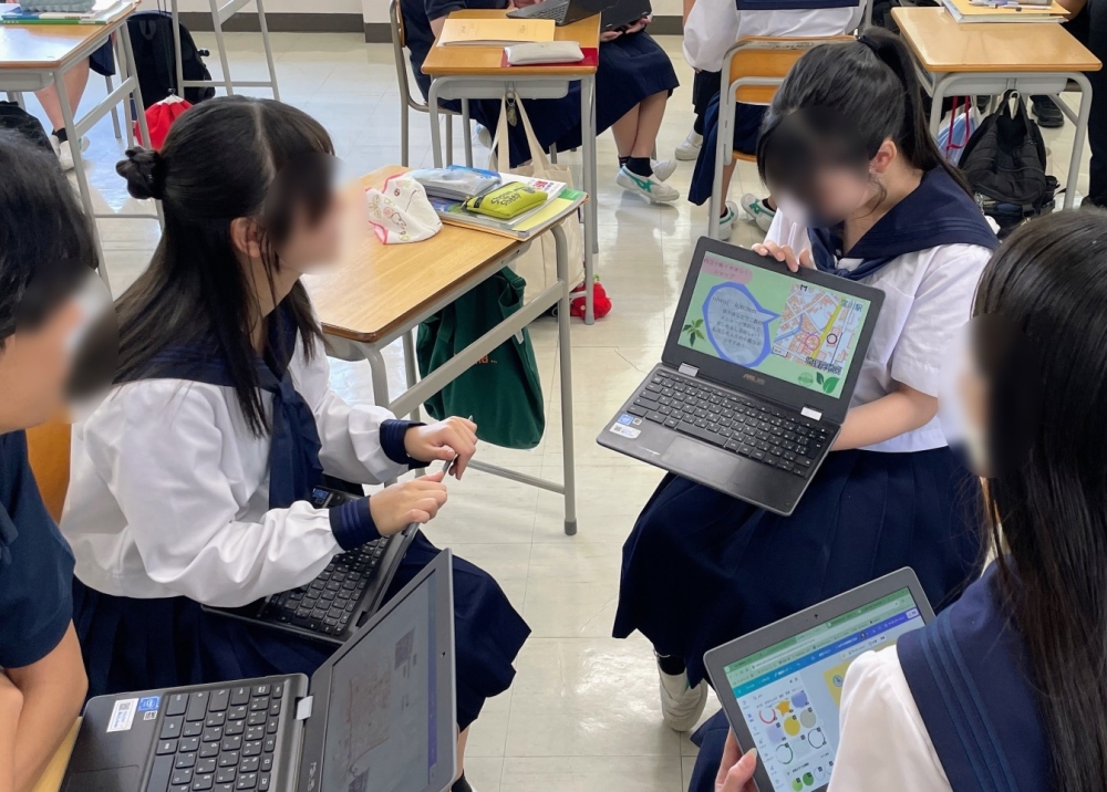 画面を見せ合い協議する様子