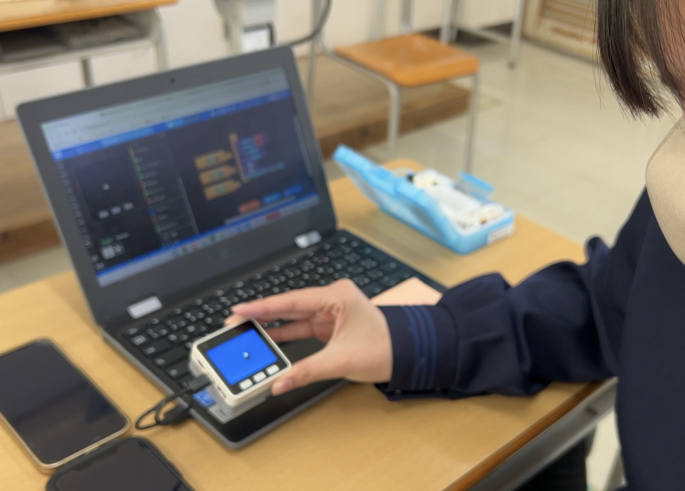 マイコンでのプログラミングに試行錯誤する生徒の様子