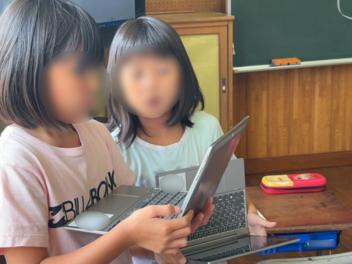チャットを確認しながらアイデアを出し合う児童の様子