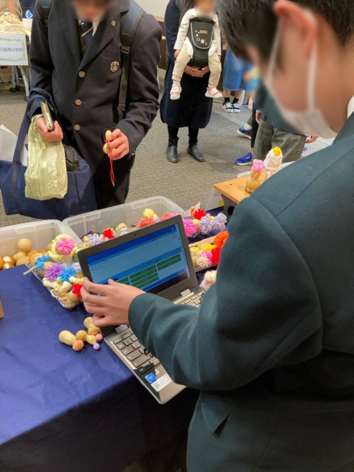 特別支援学級の生徒による販売会の様子