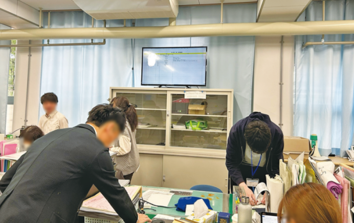 職員室に設置のモニターの写真