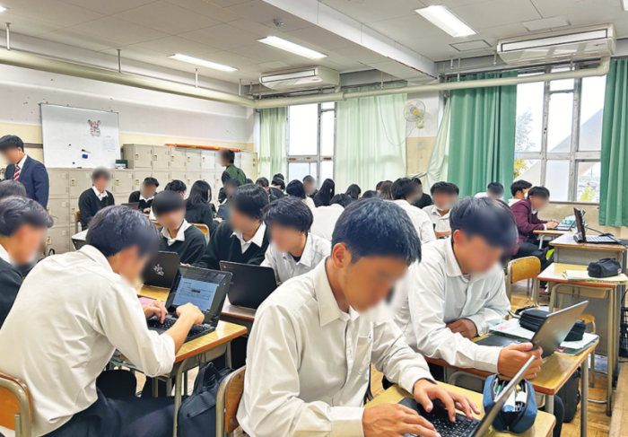 端末を活用しながらペアで協議する様子