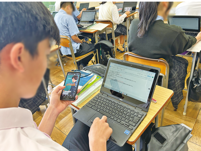 スマホと端末の両方を活用する生徒の様子
