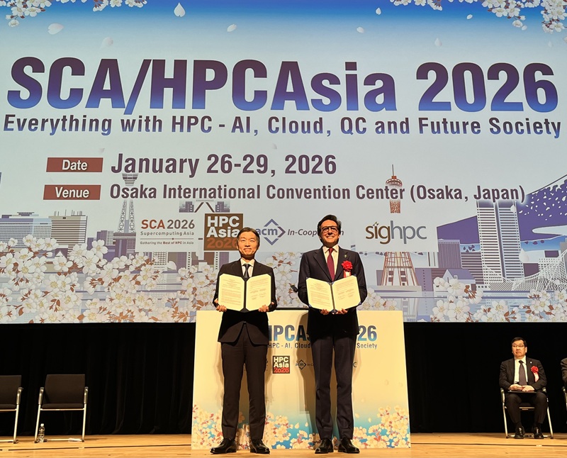 文部科学省の柿田文部科学審議官と米国エネルギー省(DOE)のダリオ・ギル科学担当次官が、署名済みのSOI文書を手にして撮影した写真